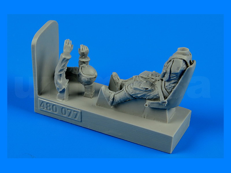AB480077 German Luftwaffe pilot w/ seat Bf 109E 1/48